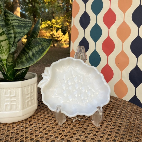 Hazel Atlas Milk Glass Grape Cluster Trinket/Soap Dish - Picture 3 of 10